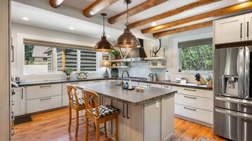 Cabin, 3 Bedrooms | Private kitchen | Fridge, oven, coffee/tea maker, toaster