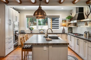 House, 3 Bedrooms | Private kitchen | Fridge, oven, coffee/tea maker, electric kettle