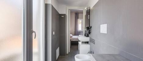 Doccia, bidet, asciugamani, sapone