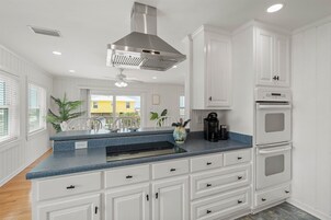 House, 3 Bedrooms | Private kitchen | Fridge, oven, coffee/tea maker, toaster