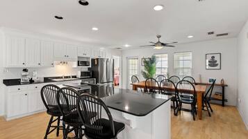 Maison, 4 chambres | Cuisine privée | Réfrigérateur, un four, cafetière-théière, grille-pain