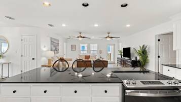 Maison, 4 chambres | Cuisine privée | Réfrigérateur, un four, cafetière-théière, grille-pain