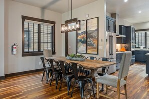 House, 4 Bedrooms | Dining