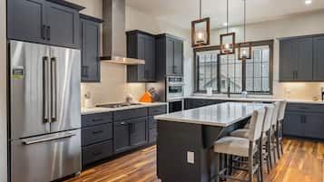 House, 4 Bedrooms | Private kitchen | Fridge, oven, coffee/tea maker, toaster