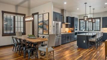 House, 4 Bedrooms | Dining