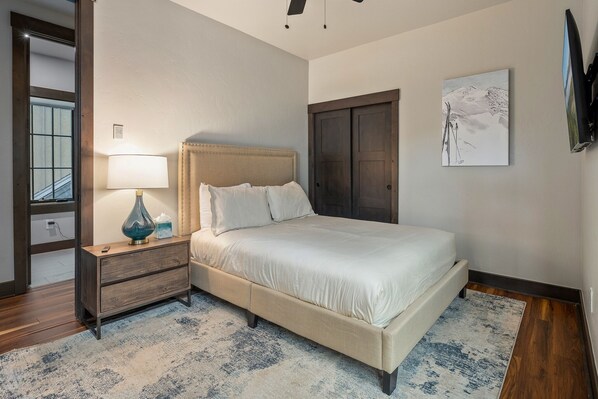 4 bedrooms, laptop workspace, iron/ironing board, free WiFi - Blue Horizon Chalet 4 Bedroom Home (Winter Park)