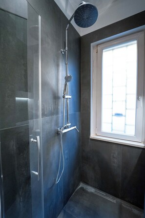 Een douche, een haardroger, handdoeken, zeep