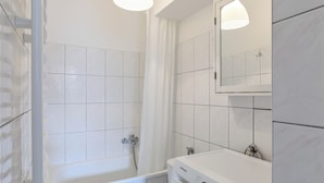 Deluxe Studio Suite | Bathroom - Kraken (Sopot)