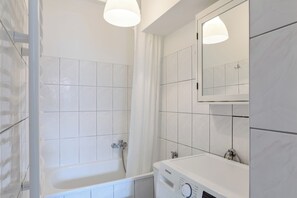 Deluxe Studio Suite | Bathroom - Kraken (Sopot)