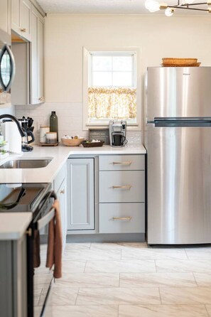 Réfrigérateur, four à micro-ondes, un four, surface de cuisson