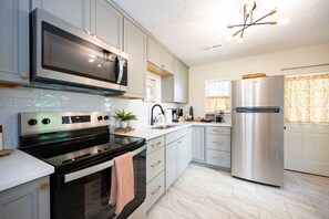 Geladeira, micro-ondas, fogão, cooktop