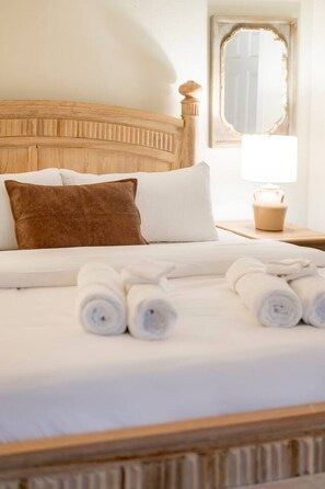 Escritorio, tabla de planchar con plancha, wifi y ropa de cama