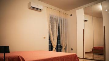 1 habitación, tabla de planchar con plancha y ropa de cama