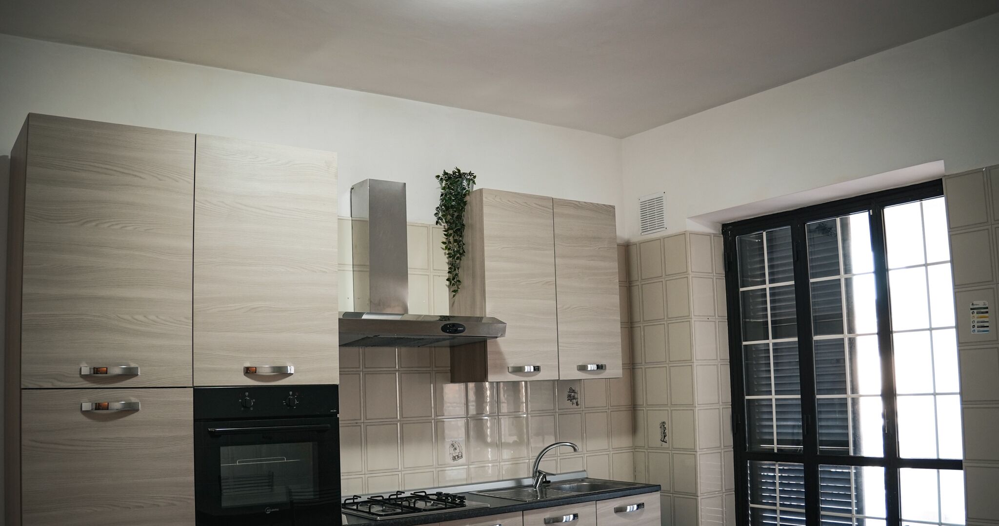 Kühlschrank, Ofen, Herdplatte, Wasserkocher mit Kaffee-/Teezubehör