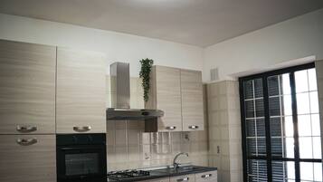 Frigorifero, forno, piano cottura, macchina per tè/caffè