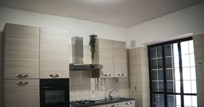 Frigorifero, forno, piano cottura, macchina per tè/caffè