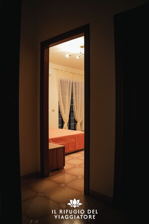 1 habitación, tabla de planchar con plancha y ropa de cama 