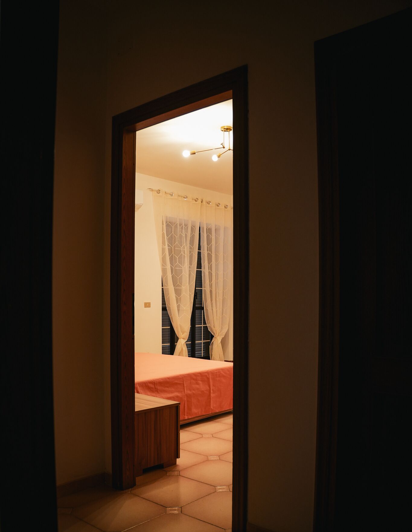 1 sovrum, strykjärn/strykbräda och sängkläder