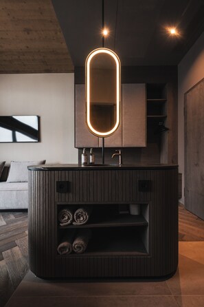 Separate tub and shower, hair dryer, towels, soap - Alpine Boutique Hotel wollée  (Schladming)