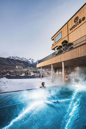 Piscine extérieure, cabanons gratuits, chaises longues