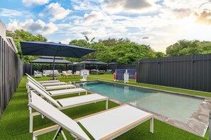 Una piscina al aire libre, una piscina climatizada