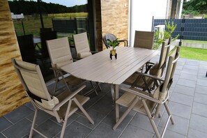 A modern outdoor dining area with a rectangular table and six chairs. - Comfortable Holiday Home for 4 People (gmina Wolin)