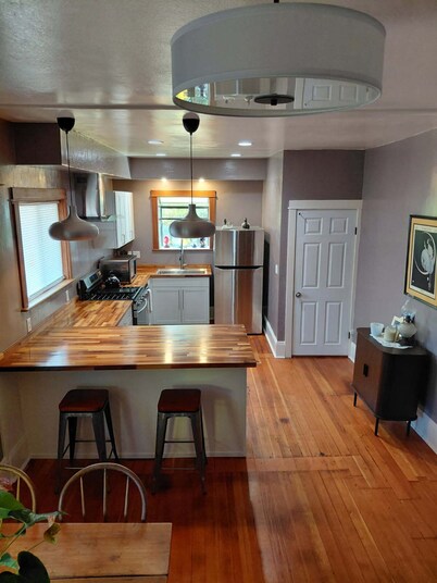 Inviting 2-bedroom, 1-bathroom house with large backyard and WiFi in Corvallis