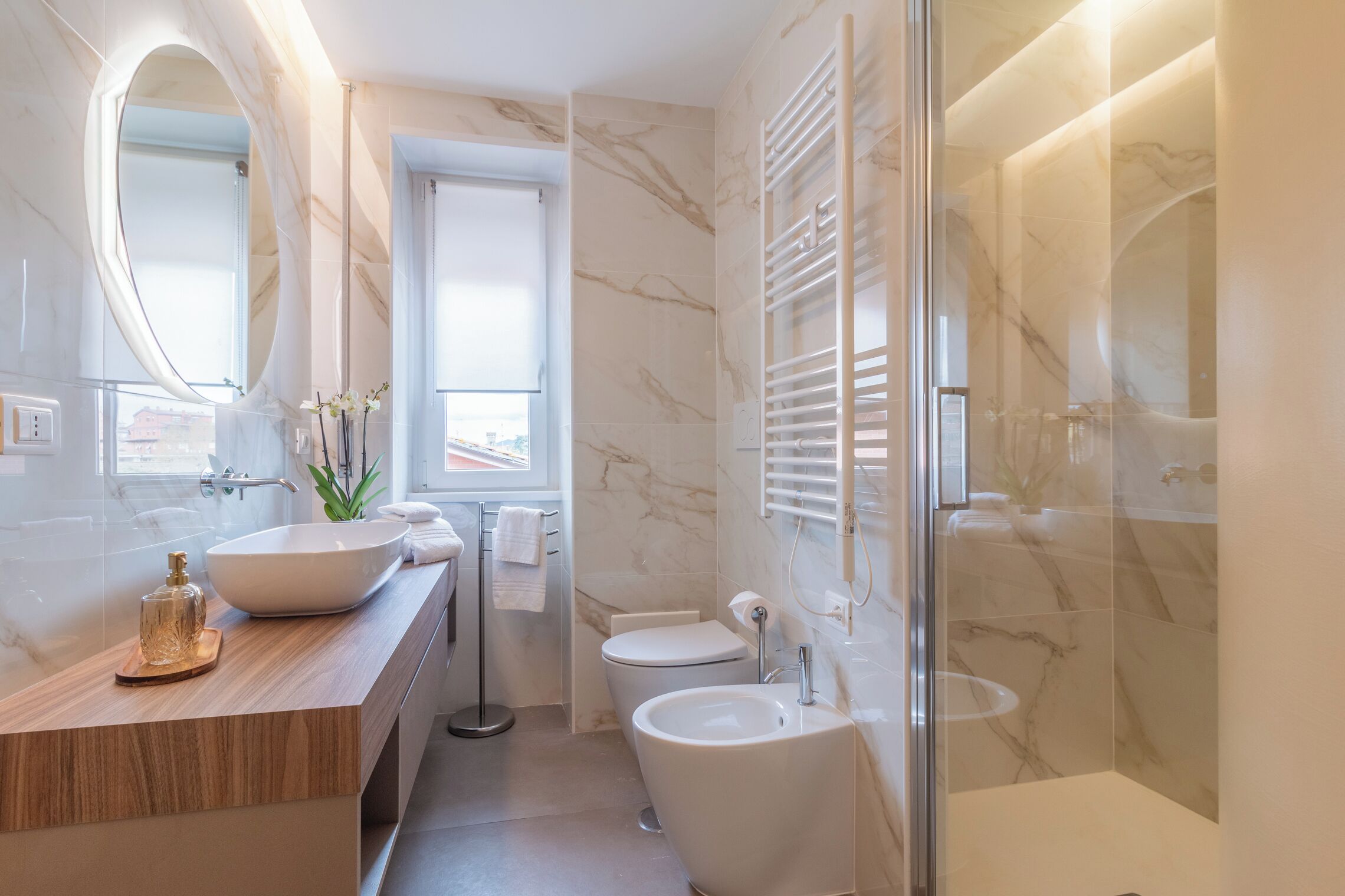 Dusche, Whirlpool, Haartrockner, Bidet