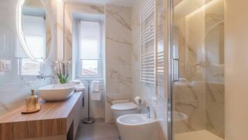 Dusche, Whirlpool, Haartrockner, Bidet
