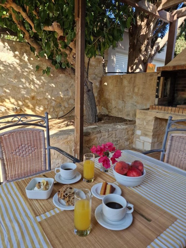 Villa, 3 Bedrooms, Balcony, Garden View | Outdoor dining