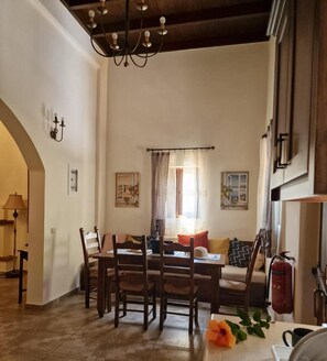 Villa, 3 Bedrooms, Balcony, Garden View | Ruang makan