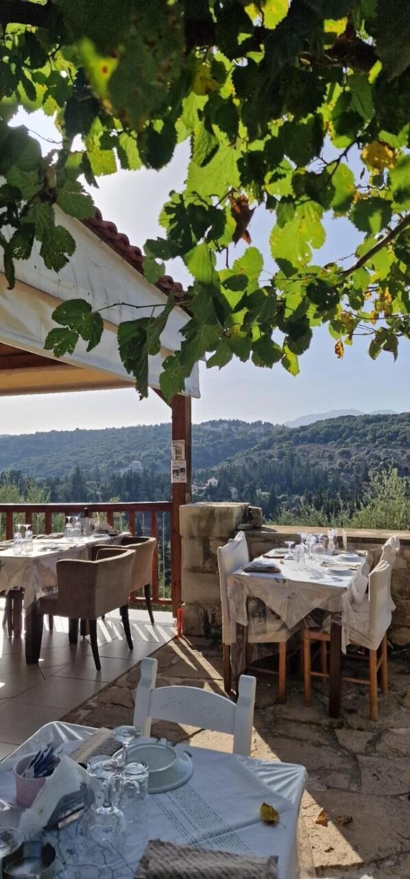 Villa, 3 Bedrooms, Balcony, Garden View | Dining