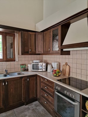 Villa, 3 Bedrooms, Balcony, Garden View | Interior