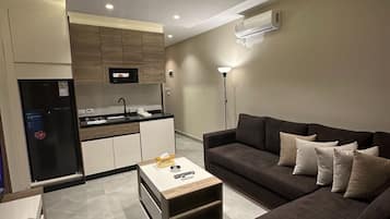 Apartment, 1 Bedroom, Accessible, Smoking | Living room