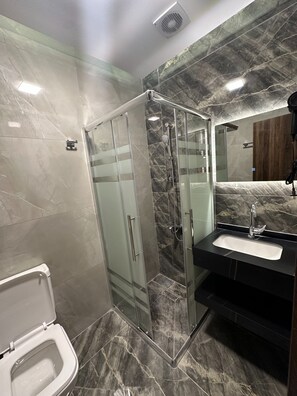 Apartment, 1 Bedroom, Accessible, Smoking | Bathroom