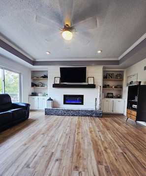 TV, fireplace
