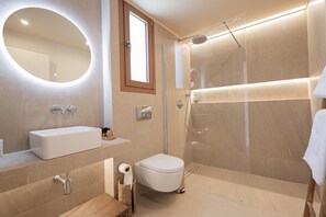 Douche, sèche-cheveux, serviettes fournies
