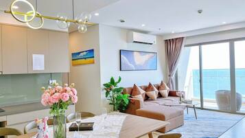 Apartamento luxo, 3 quartos, vista para o oceano | Área de estar | TV de tela plana 55 polegadas com canais a cabo