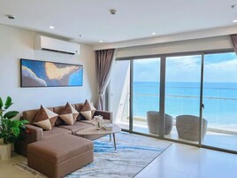 Apartamento Deluxe, 3 habitaciones, vistas al mar | Zona de estar | Televisión de pantalla plana de 55 pulgadas con canales por cable