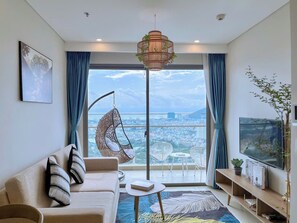 อพาร์ทเมนท์, 1 ห้องนอน, วิวเมือง | บริเวณนั่งเล่น | ทีวีจอแบน 55 นิ้ว พร้อมช่องเคเบิล