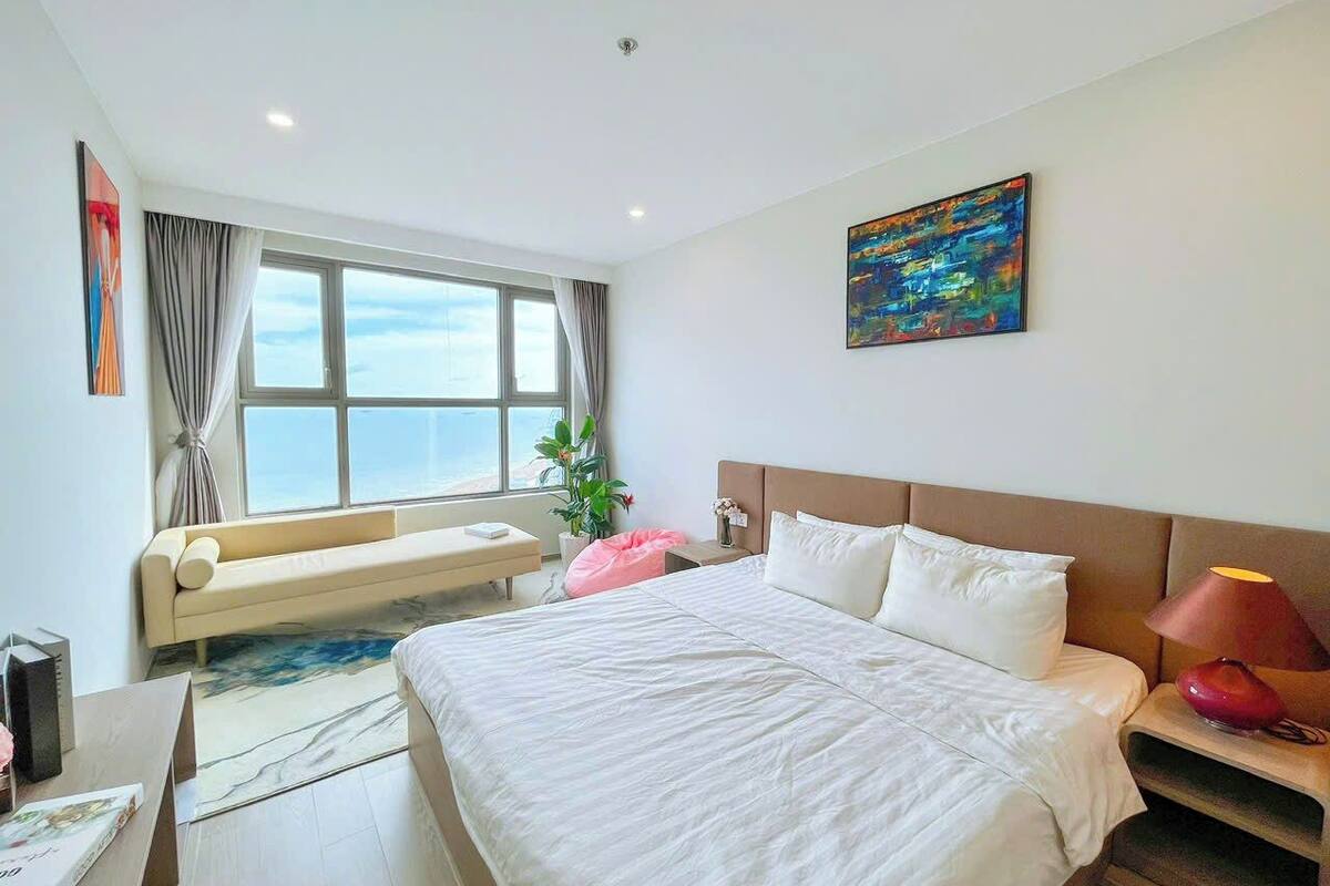 Căn hộ Deluxe, 3 phòng ngủ, quang cảnh biển | Trang bị nội thất với thiết kế riêng biệt, bàn
