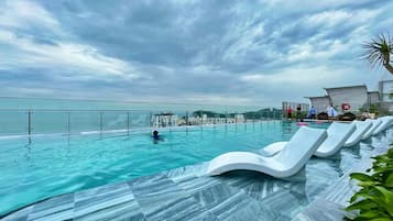 2 outdoor pools