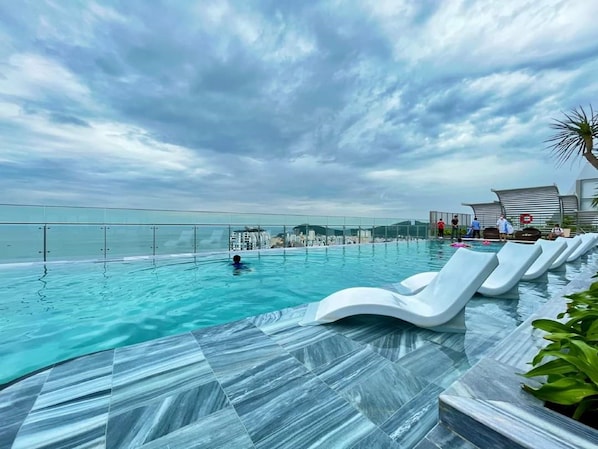 2 piscines extérieures