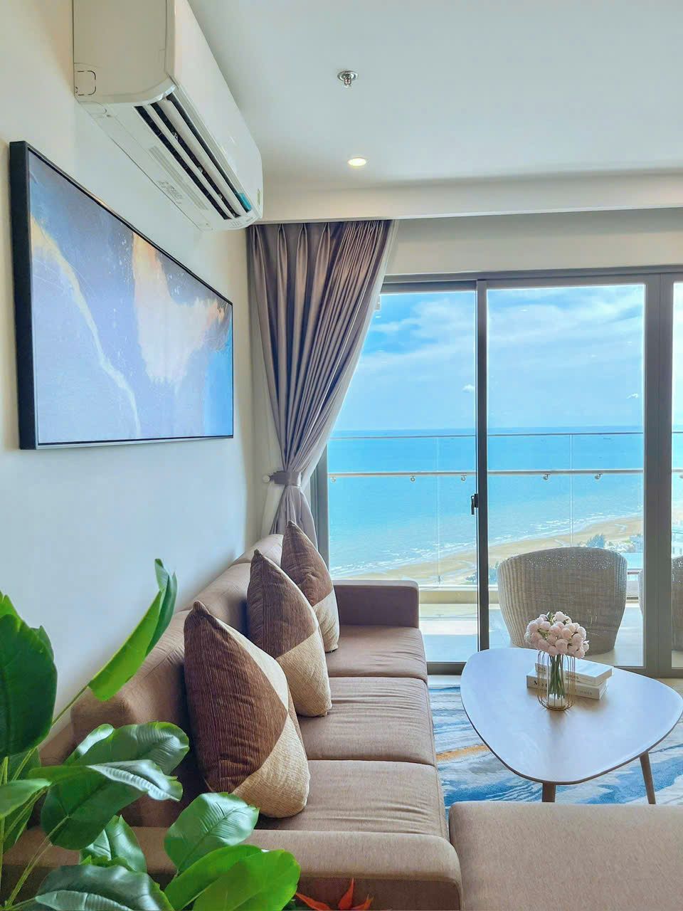Ein Zimmer mit einer Couch, einem Tisch und Meerblick.