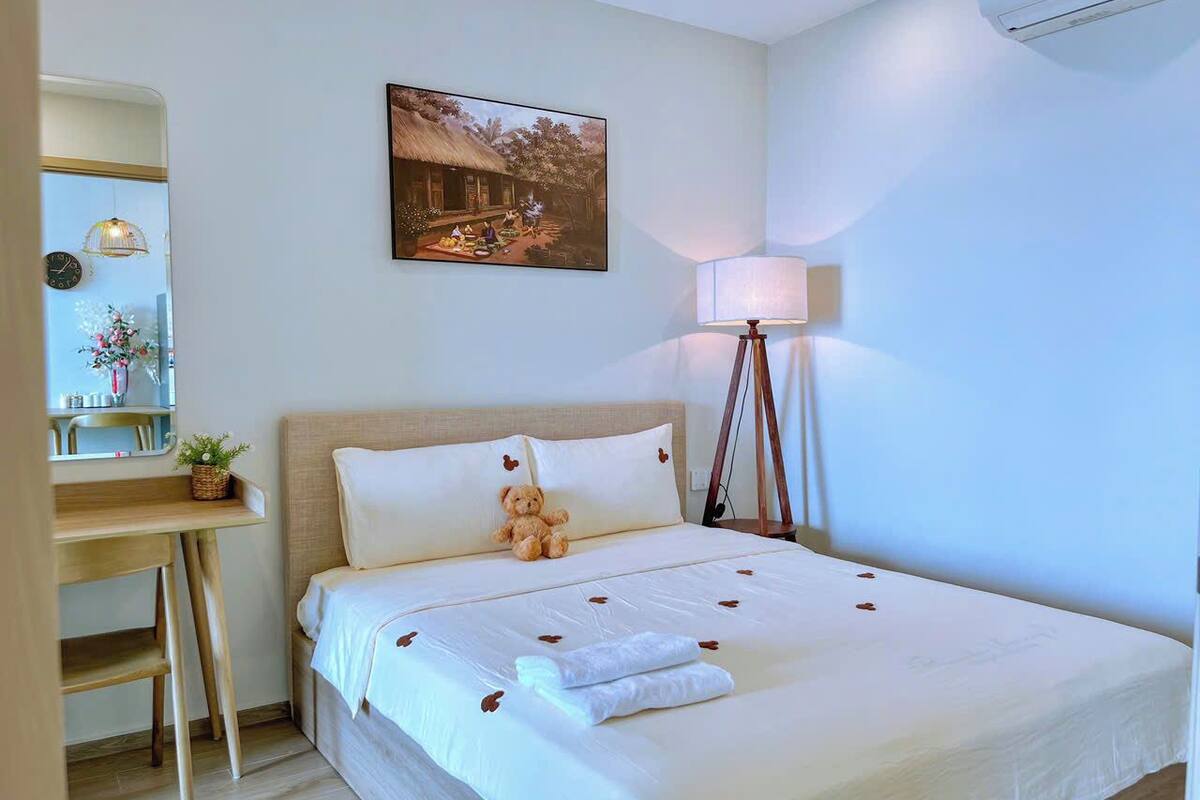 Căn hộ, 1 phòng ngủ, quang cảnh thành phố | Trang bị nội thất với thiết kế riêng biệt, bàn
