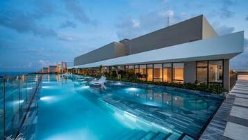 2 outdoor pools