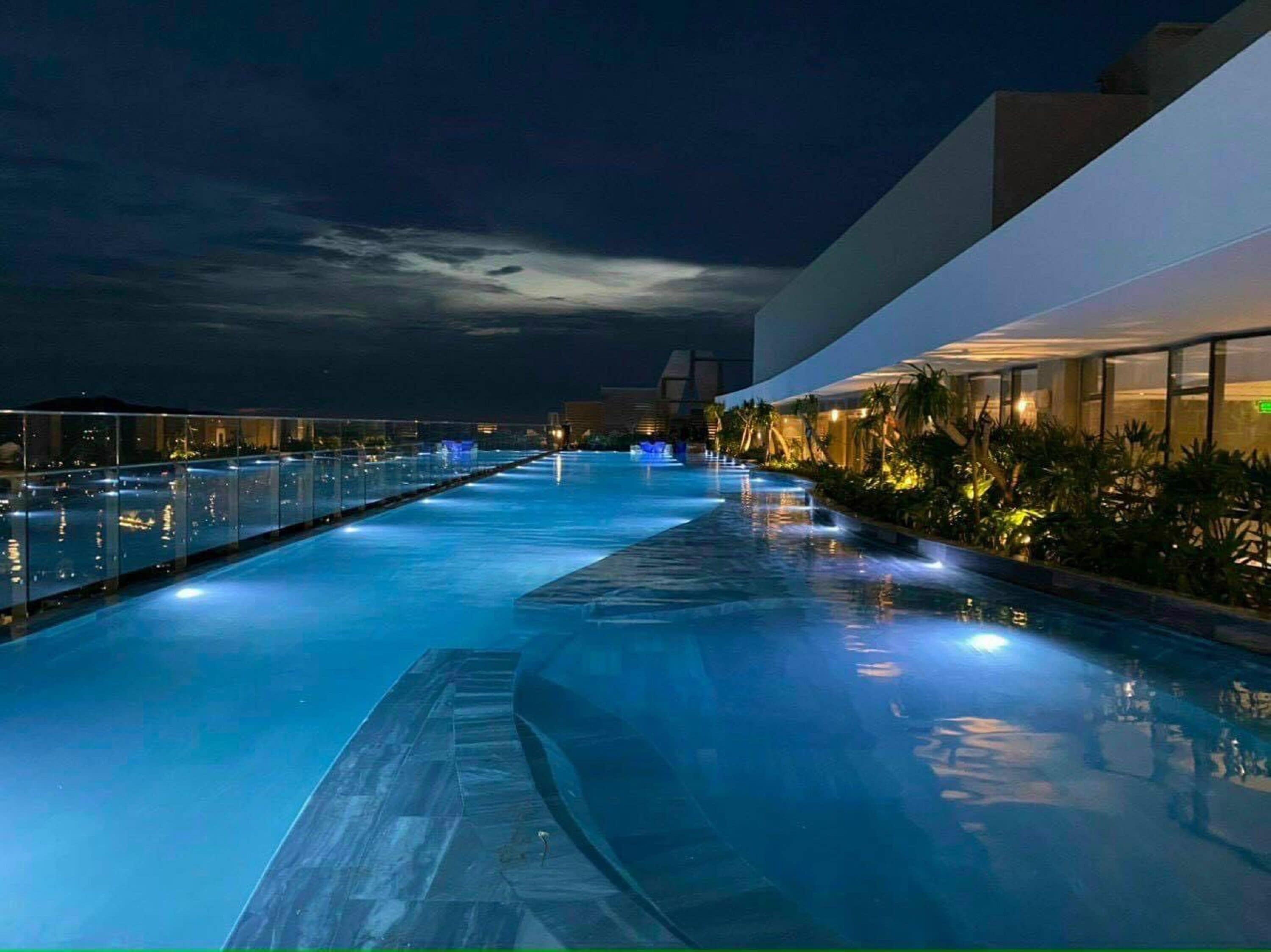 2 outdoor pools