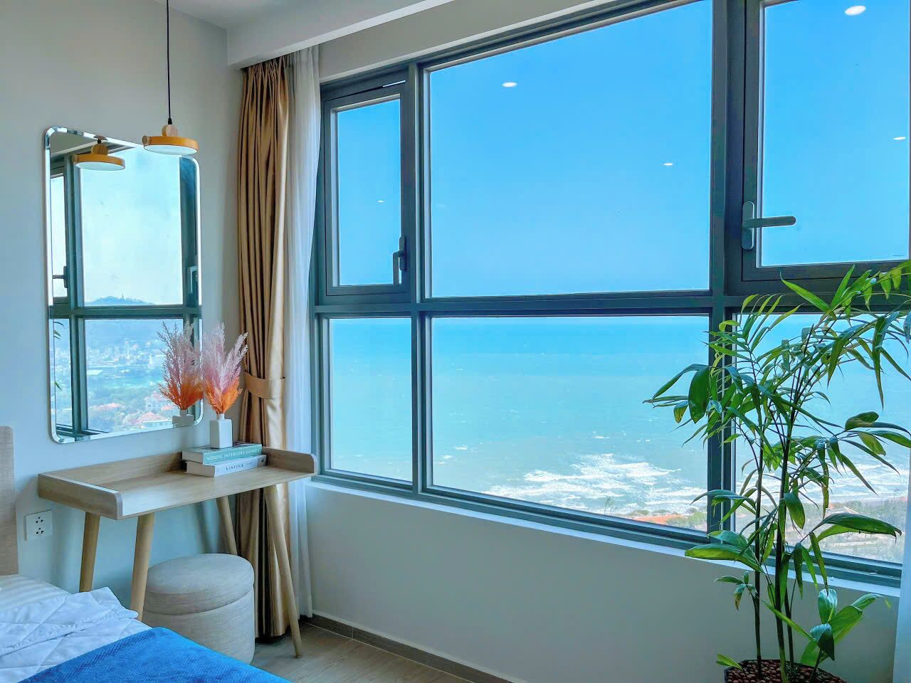 Departamento, 3 habitaciones, vista al océano | Muebles diferentes, escritorio y espacio para trabajar con laptop 