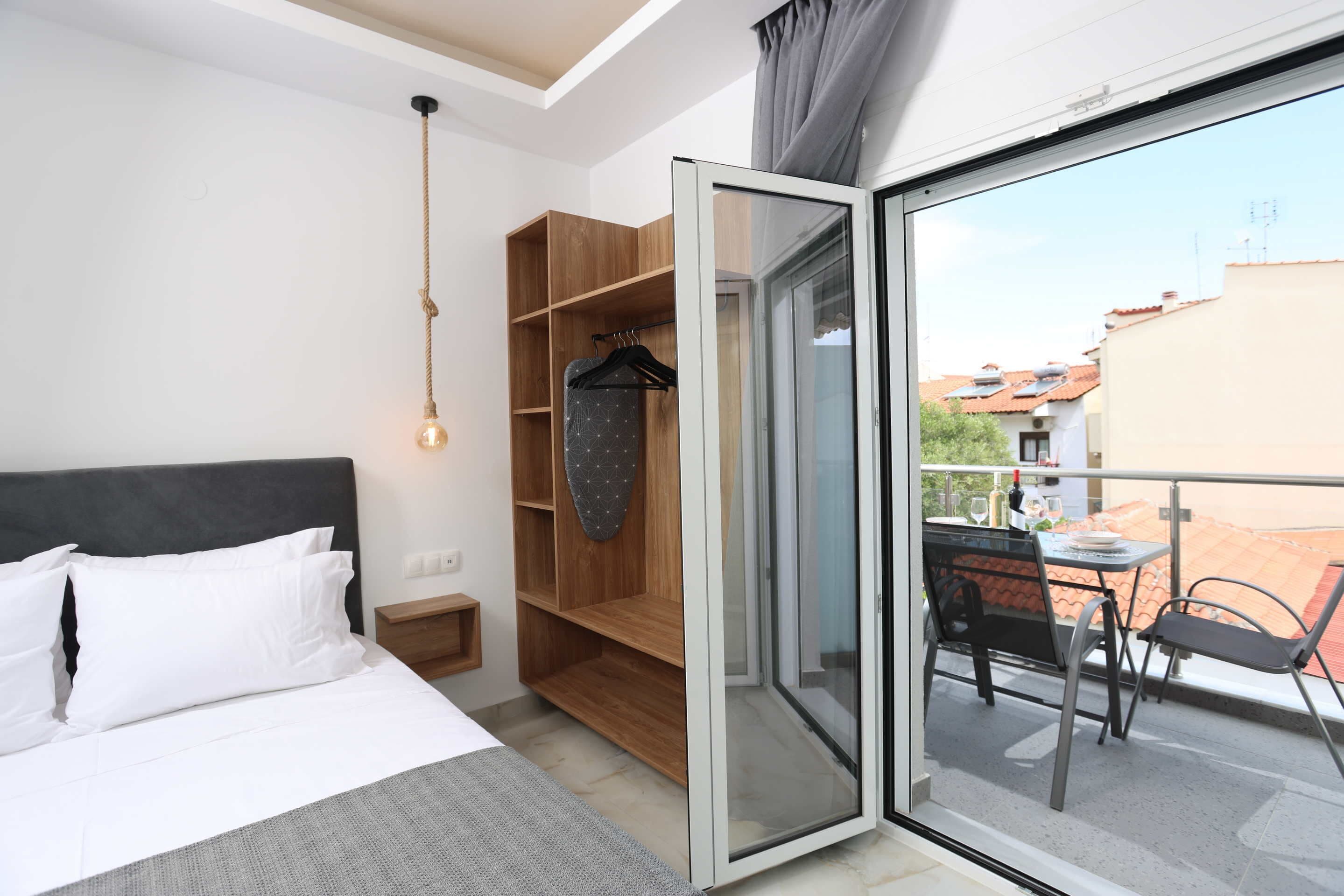 Apartemen Deluks, 1 kamar tidur | Brankas, setrika/meja setrika, dan Wi-Fi gratis