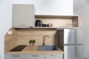 Refrigerador con freezer, cafetera expreso, cafetera/tetera